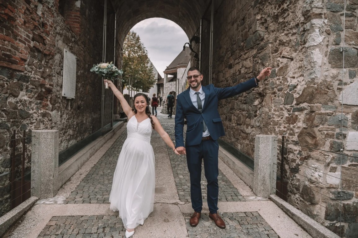 Poročni fotograf Ljubljanski grad – poročni par pri grajskih vratih